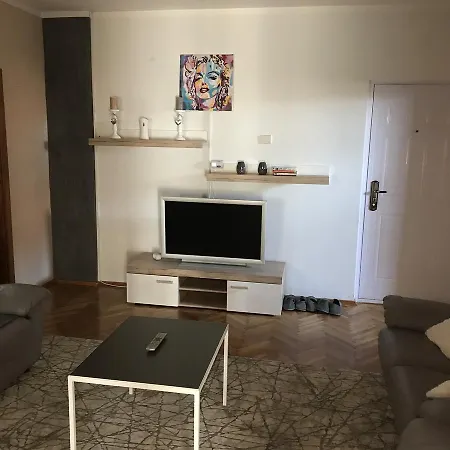 Five Apartment *